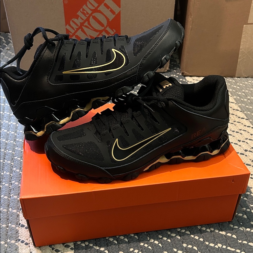Nike Reax 8 TR Mesh (black/metallic gold-black)